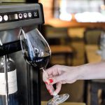 Wineemotion Mia è un distributore per vino al bicchiere con refrigeratore. Conserva il vino riempiendo la bottiglia di gas argon alimentare. Utilizza un rubinetto speciale che versa una quantità precisa di vino mantenendo l’ossigeno lontano dal vino. Mia ha un frigorifero silenzioso che lo rende ideale per l’uso domestico. Mia - cantinetta frigo con dispenser per uso casalingo